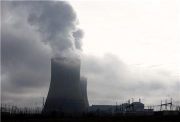 ARCHIV - 15.12.2024, Frankreich, Civaux: Zwei Kühltürme des Kernkraftwerks Civaux in Zentralfrankreich. Klimaanlagen, Künstliche Intelligenz und andere Stromfresser haben den weltweiten Energiebedarf im vergangenen Jahr überdurchschnittlich stark steigen lassen. (zu dpa: «Klimaanlagen und KI treiben Energiebedarf - mehr Atomkraft») Foto: Romain Perrocheau/AFP/dpa +++ dpa-Bildfunk +++