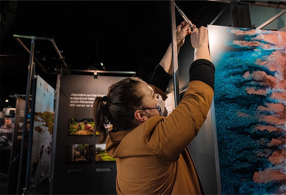 Klimahaus Bremerhaven: Erlebniswelt startet mit Sonderschau neu Klimahaus-Mitarbeiterin Imke Wendt bereitet Teile der Sonderausstellung „Nordsee |Südsee – Zwei Welten im Wandel“ vor.