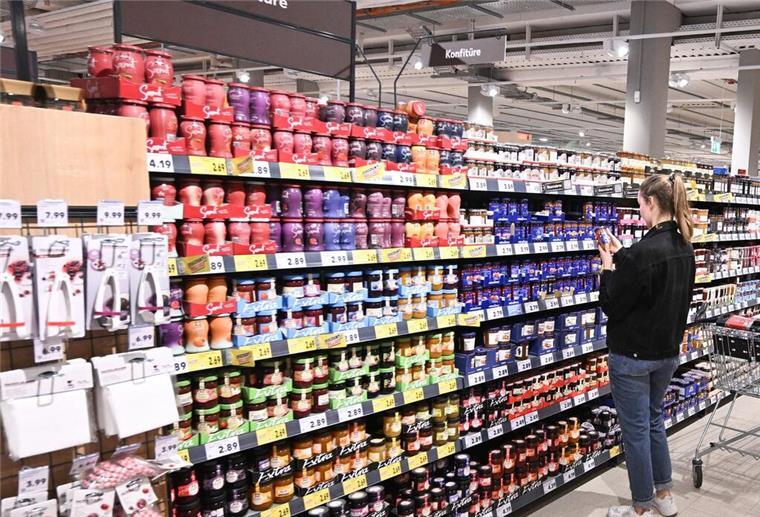 Schock! Alltagsprodukte im Supermarkt werden deutlich teurer Eine Kundin geht in einer Filiale des Lebensmittelhändlers Kaufland durch eine Reihe mit Lebensmitteln.
