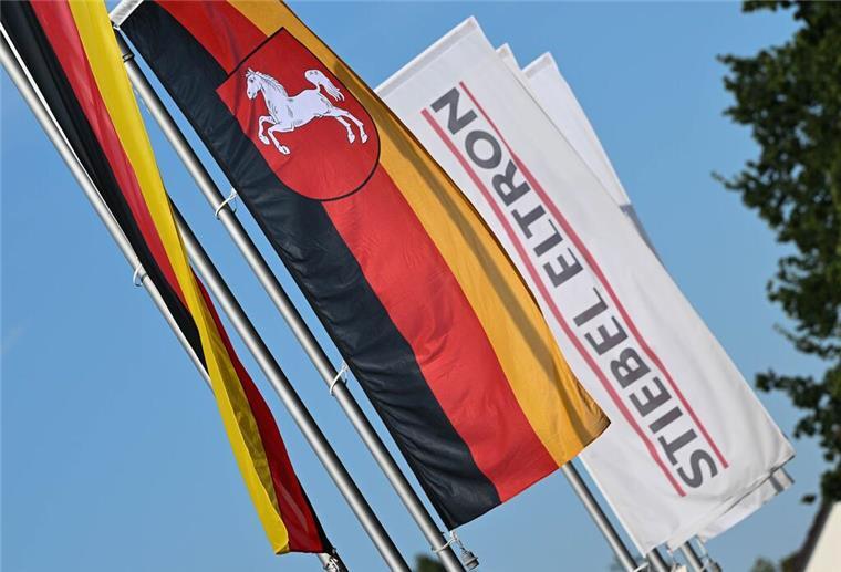 Wärmepumpenhersteller erhält 10,8 Millionen Euro Förderung Eine Flagge mit dem Niedersachsenross und dem Logo der Firma Stiebel Eltron im Solling wehen vor deren Haupteingang. Am Abend besucht Bundesumweltminister Habeck das Unternehmen. Stiebel Eltron hat sich auf die Entwicklung und Produktion von Systemen zur Nutzung erneuerbarer Energien, Wärmepumpen, Warmwasserbereitern und Raumheizgeräten spezialisiert. (zu dpa: ««Superprodukt Made in Germany»: Habeck preist die Wärmepumpe»)