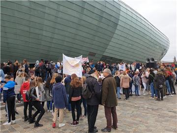 Klimastreik in Bremerhaven: Die Demonstrations-Teilnehmer treffen sich vor dem Klimahaus.