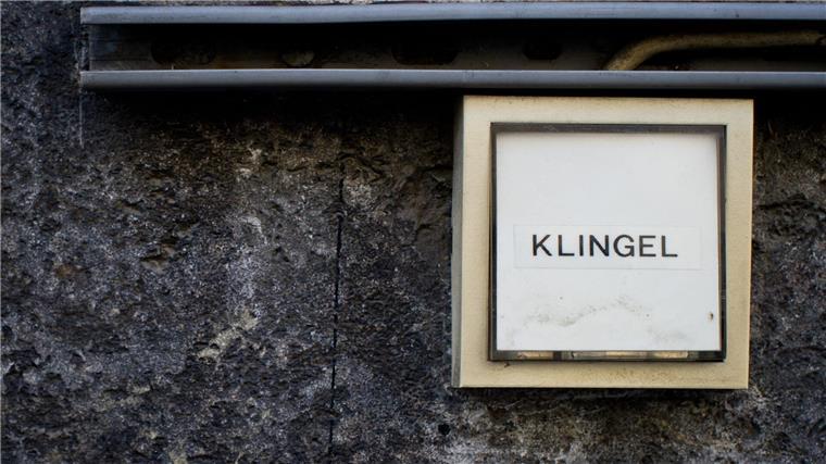 Verwechslung: 13 Geflüchtete klingeln an Privathaus „Klingel“ steht auf einem Klingelschild.