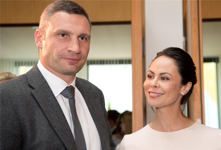 Kiews Bürgermeister Klitschko: Scheidung von Ehefrau Natalia Vitali Klitschko, Bürgermeister von Kiew und ehemaliger Boxer, und seine Frau Natalia stehen bei einem Empfang zum Eurovision Song Contest (ESC) in der Deutschen Botschaft.