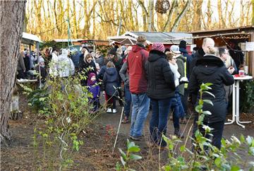 Klönen und Schlemmen hieß es beim Weihnachtsmarkt im Dorumer Amtgarten.