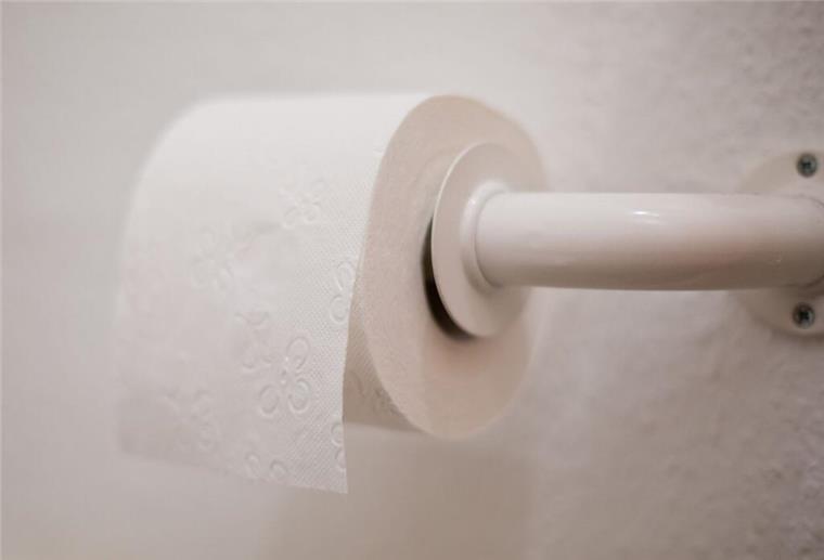 Tschüss, Toilettenpapier! Die Tage sind gezählt - und das ist der Ersatz Eine Rolle Toilettenpapier hängt an einem Halter.