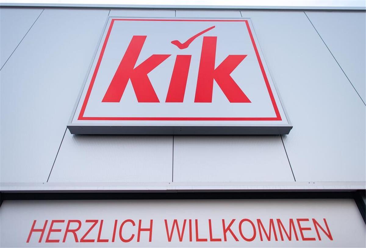KiK vor großem Umbruch: Bis zu 400 Filialen könnten schließen «Herzlich Willkommen» steht über der Eingangstür einer neuen Filiale des Textildiscounters Kik.