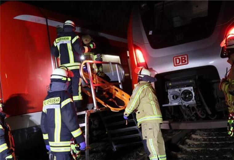 Tragischer Bahnunfall in Buxtehude: 37-Jähriger stirbt nach Notbremsung Knapp 150 Fahrgäste mussten evakuiert werden.