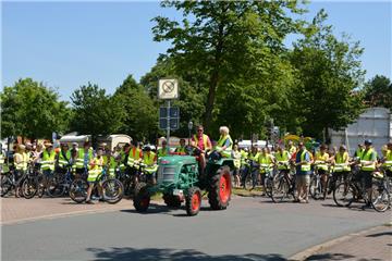 Knapp 170 Fahrradfahrer nutzten die Gelegenheit und machten in einer großen Fahrraddemo die Bevölkerung auf die Notwendigkeit eines Radweges an der Straße von Beers nach Flögeln aufmerksam.