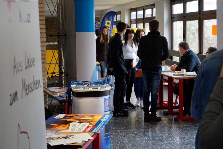Ausbildungsmesse in Dorum: Unternehmen suchen verzweifelt Knapp 30 Betriebe stellten sich den Schülern auf der Ausbildungsmesse in Dorum vor.