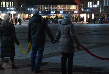 Menschen bilden eine Kette 