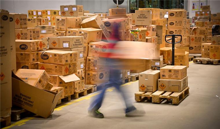 Bremerhaven: Comet lässt es wieder krachen Knapp 3000 Produkte sind bei der Firma Comet mit Sitz in Weddewarden gelistet. 40 000 Sendungen müssen auf den Weg gebracht werden.