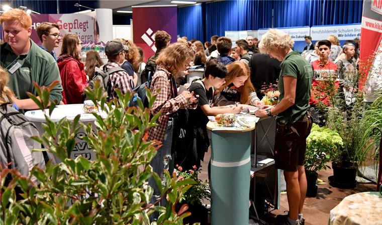 Ausbildung gesucht? Berufsinfomesse lockt nach Bremerhaven Knapp 4000 Besucher strömten am Freitag zur Berufsinfomesse in die Stadthalle Bremerhaven.