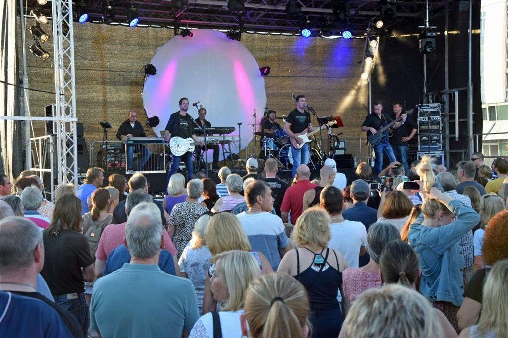 Knapp 4000 Besucher waren beim Musiksommer im Schaufenster Fischereihafen. Auf d...