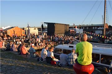 Knapp 4000 Besucher waren beim Musiksommer im Schaufenster Fischereihafen. Auf d...