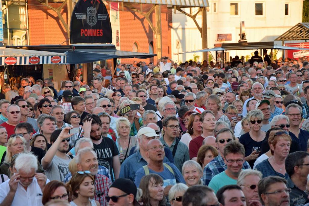 Knapp 4000 Besucher waren beim Musiksommer im Schaufenster Fischereihafen. Auf d...