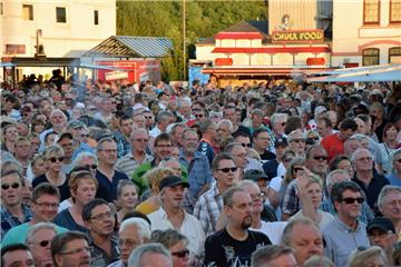 Knapp 4000 Besucher waren beim Musiksommer im Schaufenster Fischereihafen. Auf d...