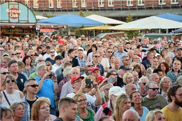 Knapp 4000 Besucher waren beim Musiksommer im Schaufenster Fischereihafen. Auf d...