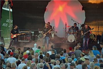 Knapp 4000 Besucher waren beim Musiksommer im Schaufenster Fischereihafen. Auf der Bühne: Dire Strats.
