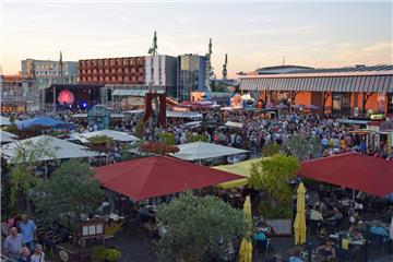 Knapp 4000 Besucher waren beim Musiksommer im Schaufenster Fischereihafen. Auf d...