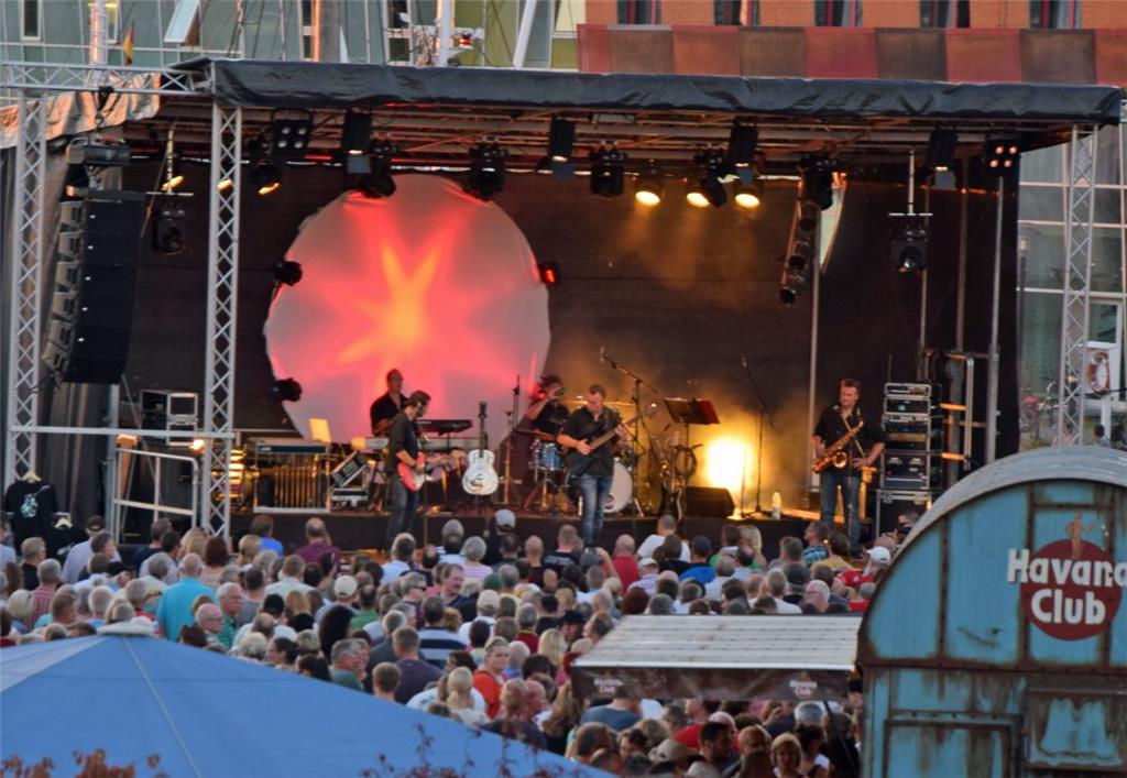 Knapp 4000 Besucher waren beim Musiksommer im Schaufenster Fischereihafen. Auf d...