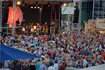 Knapp 4000 Besucher waren beim Musiksommer im Schaufenster Fischereihafen. Auf d...
