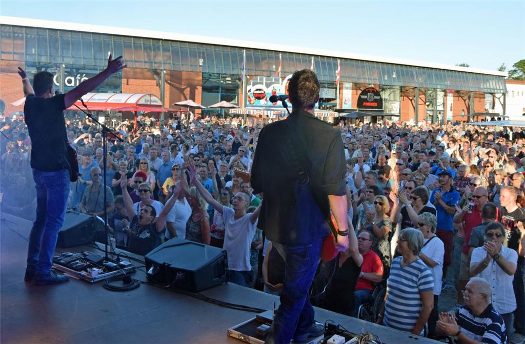 Knapp 4000 Besucher waren beim Musiksommer im Schaufenster Fischereihafen. Auf d...