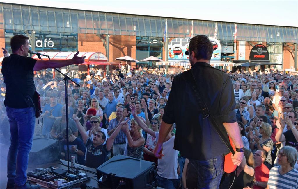 Knapp 4000 Besucher waren beim Musiksommer im Schaufenster Fischereihafen. Auf d...