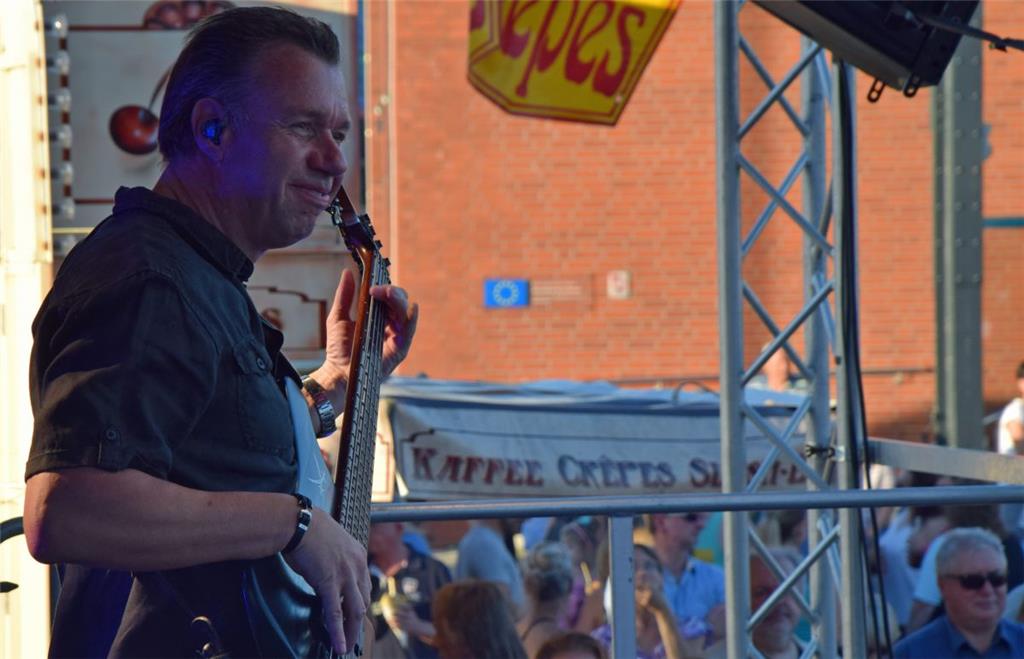 Knapp 4000 Besucher waren beim Musiksommer im Schaufenster Fischereihafen. Auf d...