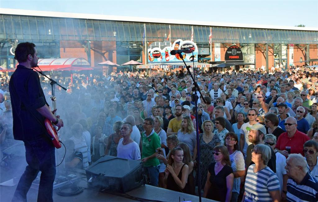 Knapp 4000 Besucher waren beim Musiksommer im Schaufenster Fischereihafen. Auf d...