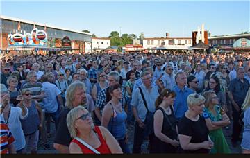 Knapp 4000 Besucher waren beim Musiksommer im Schaufenster Fischereihafen. Auf d...
