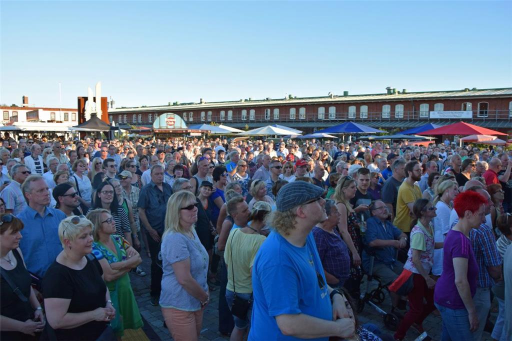 Knapp 4000 Besucher waren beim Musiksommer im Schaufenster Fischereihafen. Auf d...