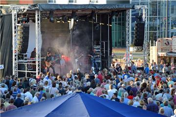 Knapp 4000 Besucher waren beim Musiksommer im Schaufenster Fischereihafen. Auf d...