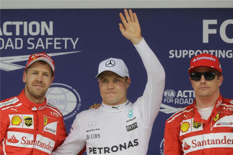 Bottas schnappt Vettel die Pole weg Knapp an der Pole vorbei: Sebastian Vettel (links) musste sich Valtteri Bottas in der Qualifikation zum Großen Preis von Brasilien geschlagen geben. Dritter wurde Kimi Räikkönen.