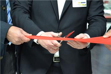 Knapp ein halbes Jahr nach der Grundsteinlegung zerschnitten Panattoni-Manager Fred-Markus Bohne, Firmeninhaber Stefan Noerpel-Schneider und Mathias Buschbeck als Repräsentant des Großkunden BP das symbolische rote Band.