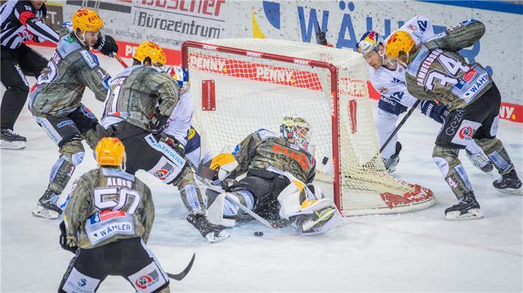 Knapp gehaltener Puck durch Maximilian Franzreb (Mitte) durch Unterstützung von Ziga Jeglic, Miha Verlic, Patch Alber und Philip Samuelsson (von links).