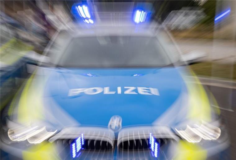 Mann (41) wird zweimal an einem Tag betrunken aus dem Verkehr gefischt Ein Streifenwagen der Polizei mit eingeschaltetem Blaulicht.