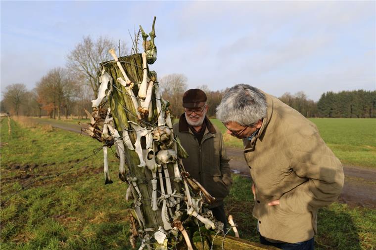 Rätselraten um Grusel-Knochen in Wollingst geht weiter Knochen, Draht, Kabelbinder: Ortsvorsteher Bernd Beckmann (rechts) und Ortsheimatpfleger Christoph von Glahn untersuchen das Objekt.