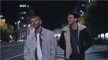 „Knochen und Namen“ ist ein Queer-Drama mit ruhigen Szenen und viel Gefühl. 