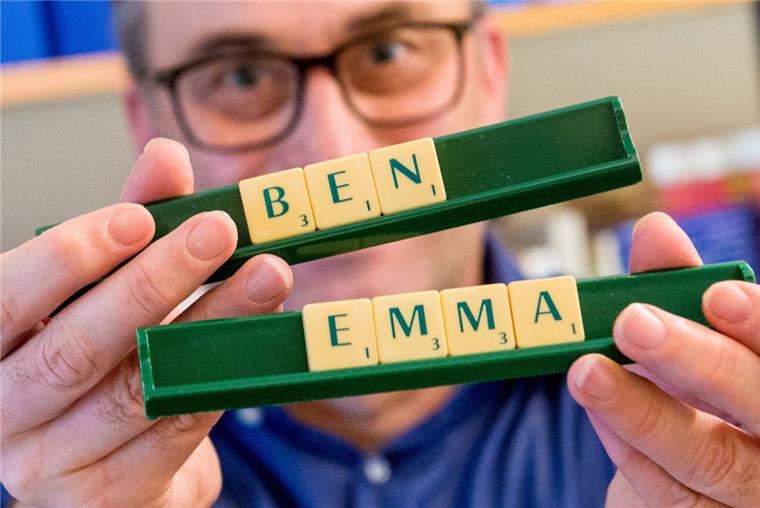 Hanna, Emma und Ben sind die beliebtesten Vornamen Knud Bielefeld, Hobby-Namensforscher, hält zwei Scrabble-Bänke mit den Namen Ben und Emma in den Händen.