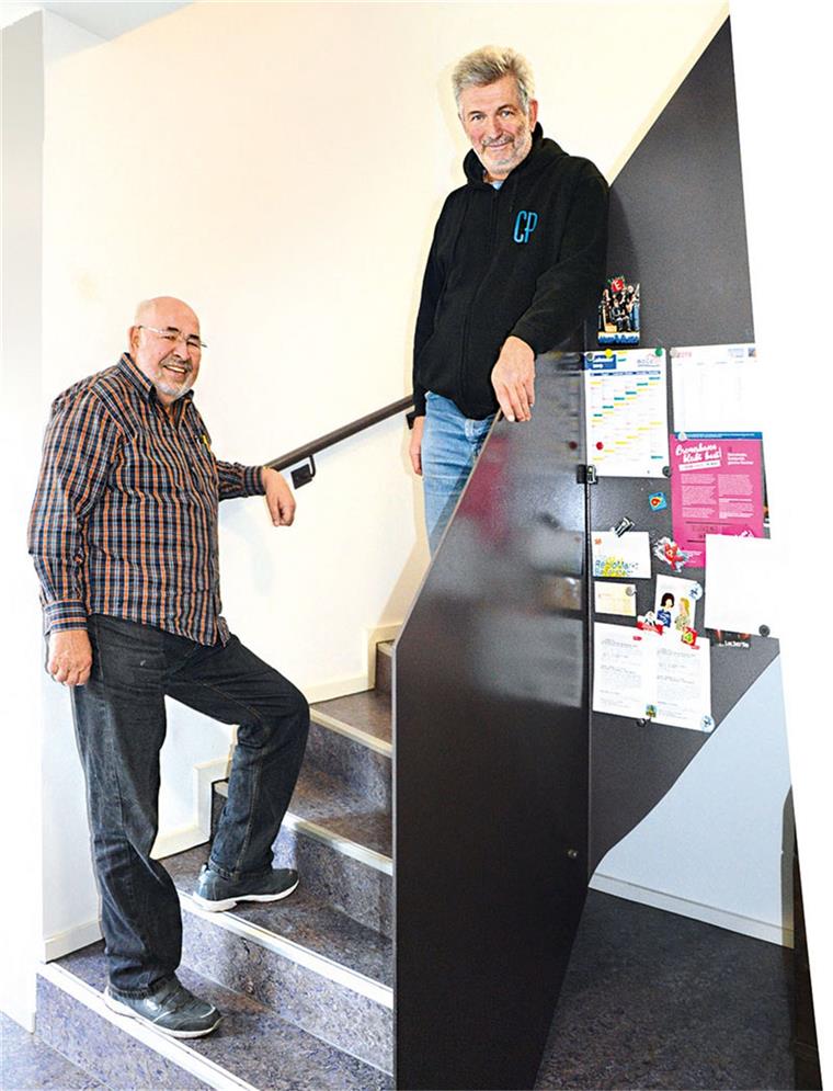 Wohnen im Herzen Bremerhavens - Dieses Wohnprojekt macht's möglich! Knut Bernert (l.) und Rolf Pahlke sind zufrieden: Sie haben sich mit dem Einzug ins Wohnprojekt Lutherstraße 4a richtig entschieden und viele ihrer Wünsche in der neuengemeinsamen Wohnform umsetzen können.