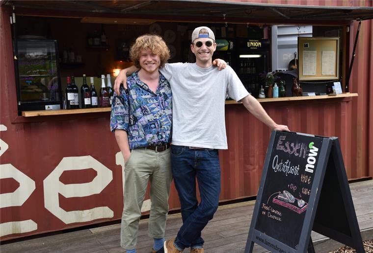 Damit lädt „Das Beet“ in Lehe zum Chillen und Abtanzen ein zwei Männer vor einem Foodcontainer