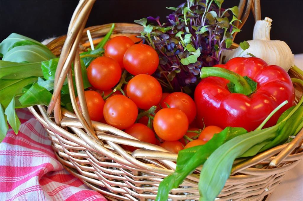 Kochbox selbst machen: Ein schöner Korb, frische Zutaten vom Markt und das passende Rezept dazu: Fertig ist der selbst gebastelte Trend und gemeinsame Zeit beim Zubereiten gibt es obendrein.