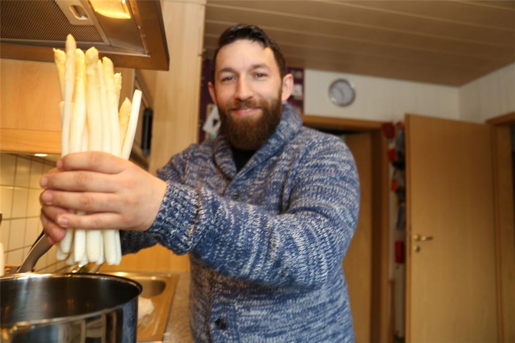 Kochen mit Sti(e)l: Wochenmarkt-Kunde Marcel Freund gibt die frischen Stangen in den Kochtopf – am besten ohne Zucker und Salz.