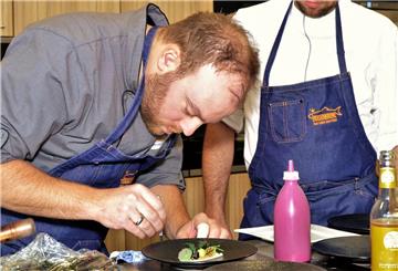 Kochen oder Kunst? Koch des Jahres 2017 Jan Pettke kreierte im Seefischkochstudio in Bremerhaven einen exklusiven Matjes mit Preiselbeeren, Rotkraut und Dill.