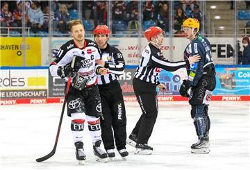 Kölns Moritz Müller (links) und Ziga Jeglic von den Fischtown Pinguins gerieten sich in die Haare.