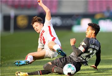 Fußball: Bundesliga, 1. FC Köln - Werder Bremen, 24. Spieltag im RheinEnergieStadion.Kölns Abwehrspieler Noah Katterbach (l) und Bremens Abwehrspieler Theodor Gebre Selassie.