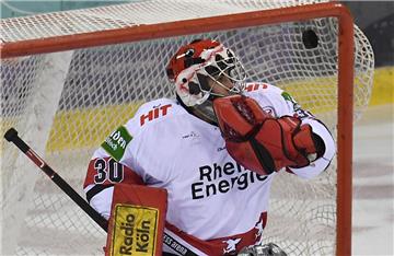Kölns Torhüter Daniar Dshunussow kann den Puck nicht fangen und wird schon nach ...
