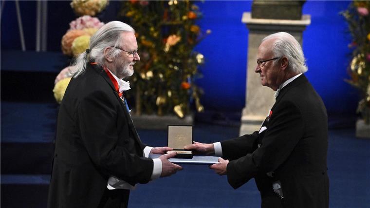 Norweger Jon Fosse mit Literaturnobelpreis ausgezeichnet König Carl XVI. Gustaf von Schweden überreicht den Preis an Jon Fosse.