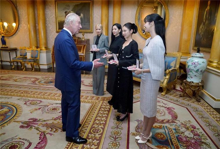 König Charles zeichnet K-Pop-Band Blackpink aus König Charles III. ehrt Blackpink im Buckingham Palast.