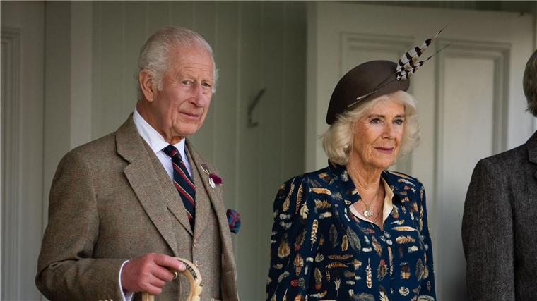 König Charles III. ist der Nachfolger von Königin Elizabeth II. Hier steht er zusammen mit Königin Camilla.